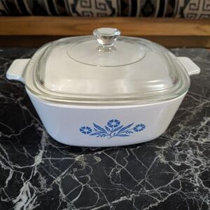 Vintage Corning Ware Dish With Glass Lid.  1.5 Quart.  Blue Corn Flower Design.